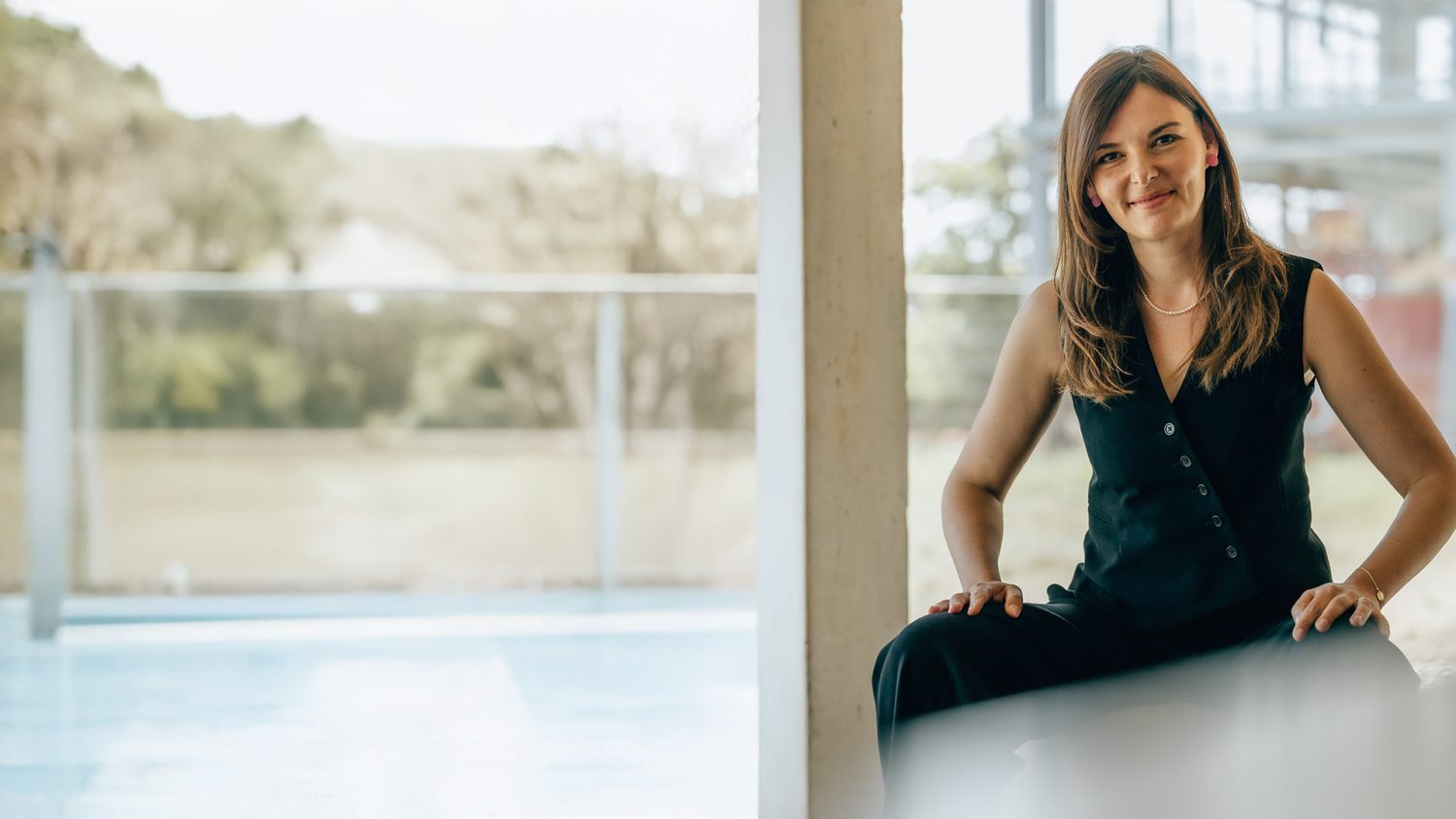 Anna Ebmeyer, Inhaberin der Werbeagentur AMH DESIGN, schaut freundlich und offen in die Kamera